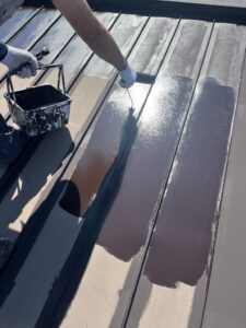 屋根塗装、錆止め塗布の様子